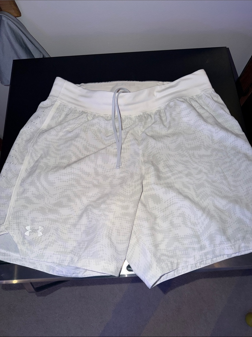 Under Armour Men's White Shorts SZ - Medium & sleeveless compression SZ Medium